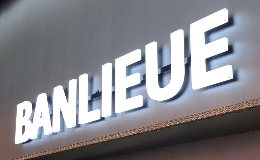 Naam van Banlieue op de gevel