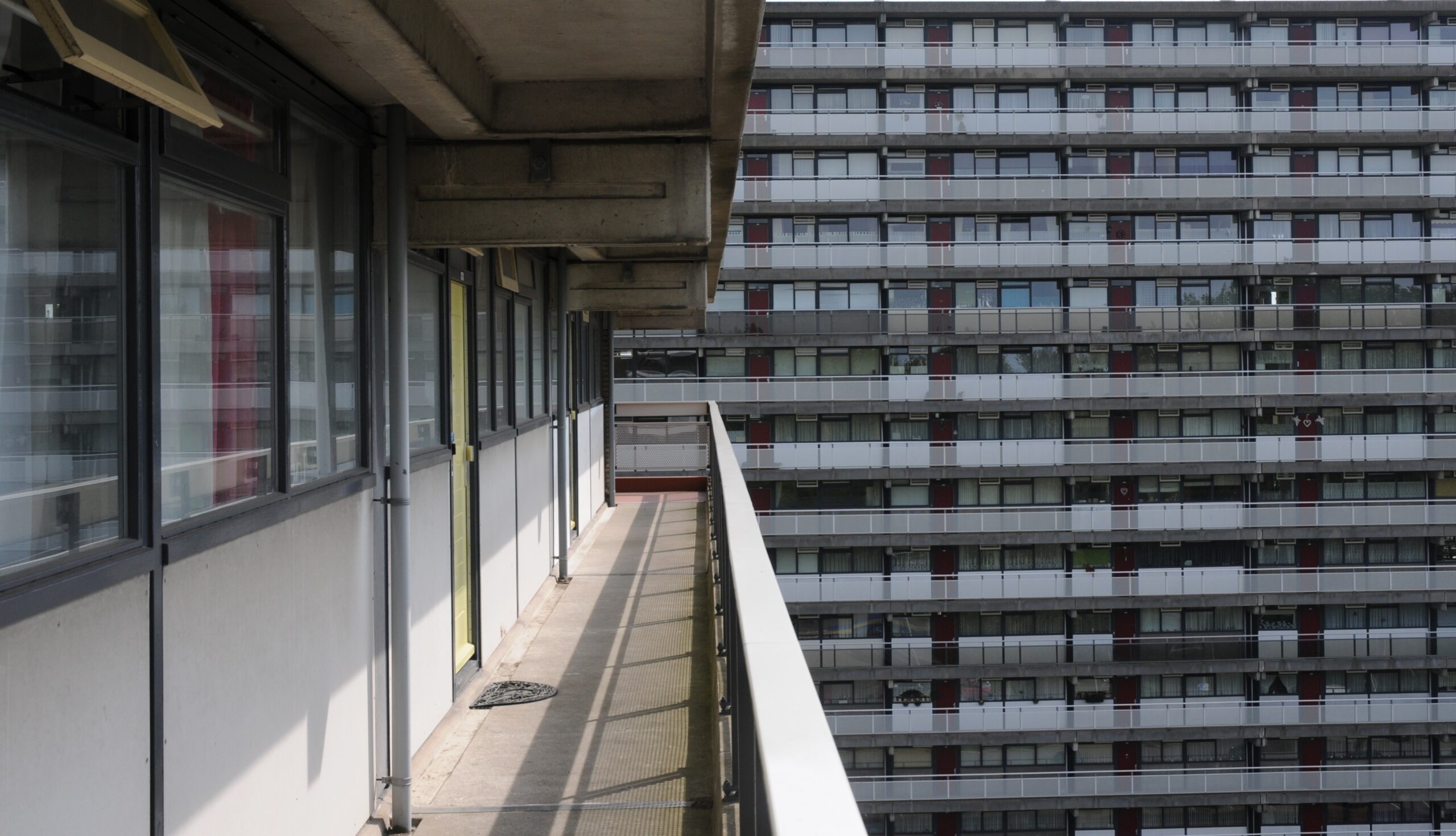 Galerijflat, met zicht op andere galerijflat